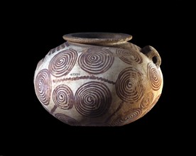 Vase décoré de motifs en spirales