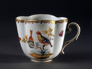 Petite tasse décorée d'oiseaux et insectes.
