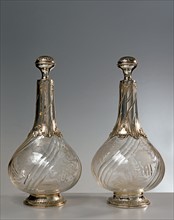 Deux bouteilles en cristal gravé
