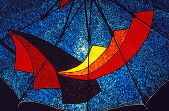 Ombrelle en feutre bleu, avec décor géométrique de style futuriste