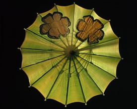 Ombrelle en nylon de couleur verte, avec application des fleurs