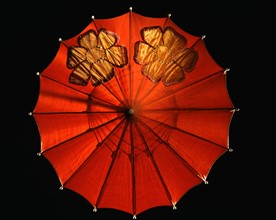 Ombrelle en nylon de couleur rouge, avec application des fleurs