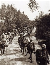Soldats italiens en route vers les lignes de combat, en 1918
