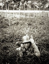 Soldat allemand s'exerçant à lancer une grenade à main