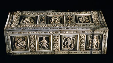 Coffret en ivoire décoré de figures mythologiques et d'allégories de la musique