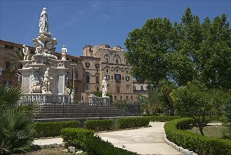 Le Palais des Normands à Palerme, et le monument dédié à Philippe V d'Espagne