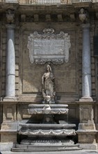 Fontaine avec statue allégorique représentant l'hiver située Piazza dei Quattro Canti à Palerme