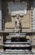 Fontaine avec statue allégorique représentant l'automne située Piazza dei Quattro Canti à Palerme