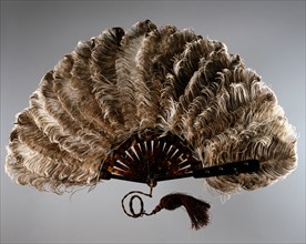 Eventail en plumes d'autruche et armature en écaille de tortue