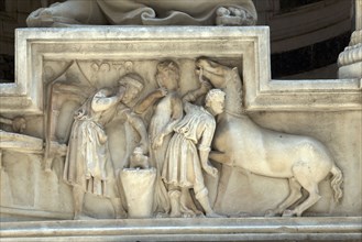 Détail d'un panneau sculpté d'une niche de l'église Orsanmichele à Florence (Italie)