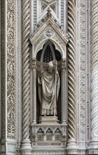 Statue de saint Zenobi, située sur le portail central de la Cathédrale de Florence (Italie)
