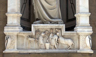 Détail d'un panneau sculpté d'une niche de l'église Orsanmichele à Florence (Italie)