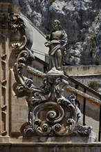Détail de la façade de l'église de San Pietro à Modica (Sicile)