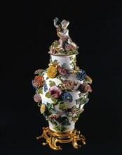 Vase de la manufacture de Meissen, avec un couvercle surmonté d'un putto