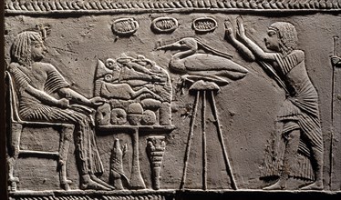 Horemheb devant une table d'offrandes