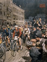 Le départ de Milan aux premières heures du jour, de la 13e étape de la première édition du Tour d'Italie à vélo (1909)