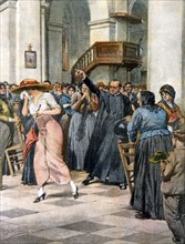 La mode féminine persécutée : une jeune femme est chassé de l’église parce qu'elle est habillée d’une robe décolletée jugée indécente (1912)