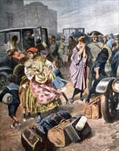 L'effondrement du bolchévisme hongrois. Les épouses et les familles des ministres bolchéviques, protégées par les carabiniers italiens, fuient Budapest (1919)