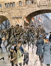 Une patrouille de cavalerie anglaise sur le pont du Rhin à Cologne (1919)