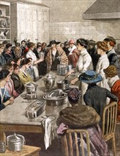 Par manque de cuisiniers à Londres, les dames de l'aristocratie anglaise suivent un cours de cuisine (1920)