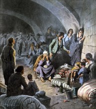 Pendant la Guerre civile espagnole, des femmes et enfants réfugiés dans les souterrains de l'Alcazar de Séville, attendent d’être sauvés (1936)