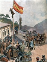 A la frontière des Pyrénées françaises, les troupes de Franco hissent le drapeau rouge-or de la nouvelle Espagne (1939)