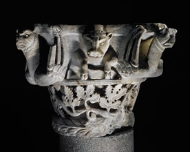 Chapiteau d'une colonne de marbre, orné de griffons et animaux