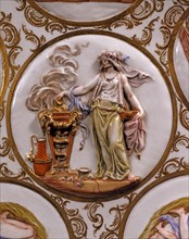 Partie centrale d'un grand plat décoré d'une scène antique d'adoration des divinités
