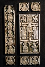 Plaque de reliure : la Crucifixion entourée de médaillons avec saints