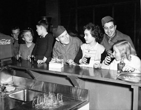 A Paris, les G.I. offrent du Coca-Cola aux enfants français (24 décembre 1944)