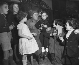US soldier plays Santa-Claus for French orphans in Reims (Dec.25,1944)
