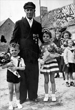 French veteran and grandchildren in Grand Camp les Bains (July 14,1944)