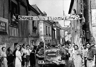 Les civils français accueillent les troupes américaines à Grez-Neuville le 9 août 1944