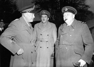 Le général Eisenhower, Field Marshall Brooke et Winston Churchill (14 novembre 1944)