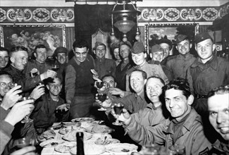 American and Russian soldiers drink a toast in Torgau (April 27,1945)