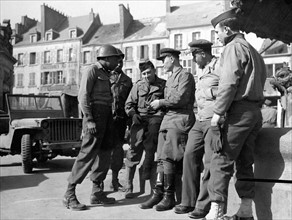 American and Russian soldiers talk in Cherbourg (March 11,1945)
