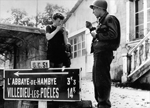 Les enfants français apprennent à mâcher du chewing-gum après la libération de Saint-Hambye le 29 juillet 1944.