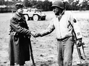 Les russes et les américains se rencontrent à Apollensdorf en Allemagne. (28 avril 1945)