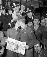Un baiser pour la célébration de la capitulation encore non-officielle du Japon. (Paris le 10 août 1945)