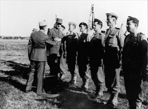 Le général De Gaulle décore des officiers français à Landsberg (Allemagne), le 19 mai 1945.