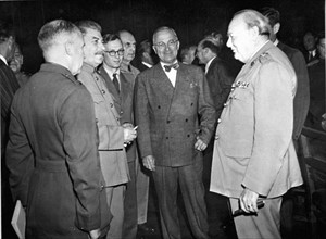 Le président  américain  H.Truman, le premier ministre anglais W.Churchill et le maréchal Staline à Potsdam le 17 juillet 1945.