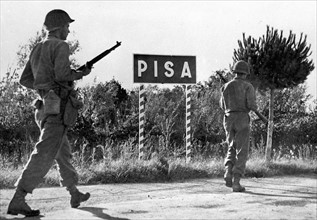 Les forces américaines entrent dans Pise (Italie) en septembre 1944.