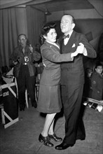Noël Coward danse avec une femme soldat américaine à Paris, le 10 mars 1945.
