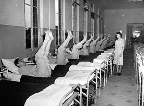 Gymnastique ré-éducative dans un hopital-militaire en France. (3 mars 1945)