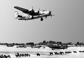 Un avion bombardier "Liberator" décolle en Chine. (1944)