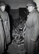 Des membres du Congrès américain visitent le camp de concentration de Dachau (3 mai 1945)