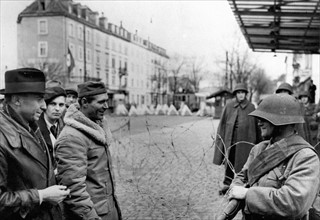 Un soldat américain converse avec un garde Suisse à St-Louis. (France, automne 1944)