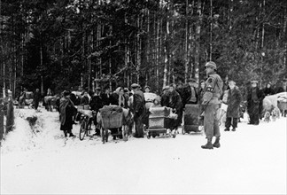 Des civils francais quittent les  zones de guerre près de la frontière allemande (1945)