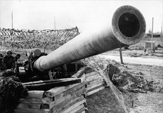 Canon de 200 mm prêt à tirer (Alsace du Nord, mars 1945).