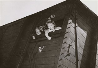 Des enfants de déportés libérés quittent l'Allemagne et rentrent chez eux. (13 mai 1945)
